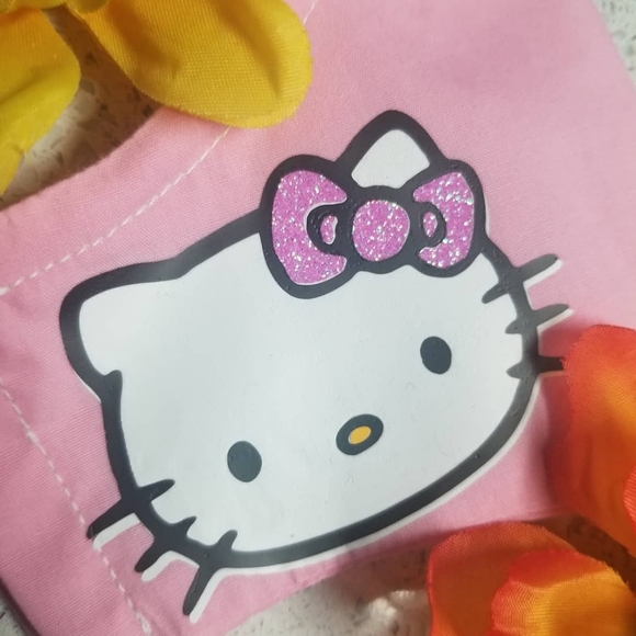 Hello Kitty fabric mask with nose wire and pocket - Picture 2 of 3